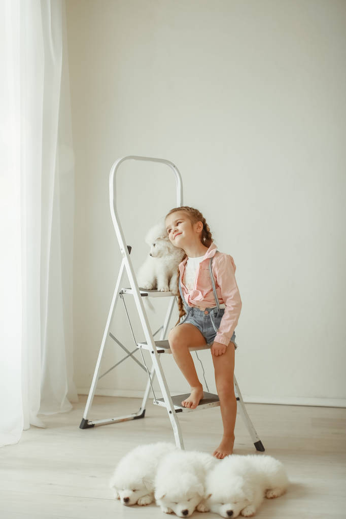 merdiven üzerinde oturan sevimli yavru ile poz kız  - Fotoğraf, Görsel
