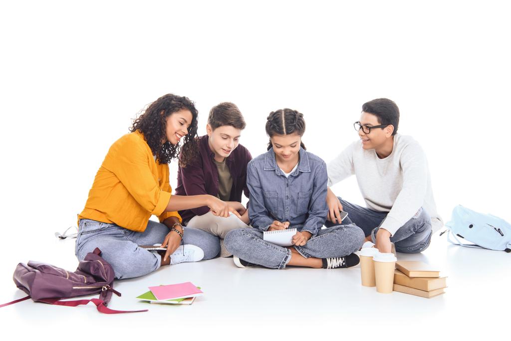 Interracial diákok csinálás a házi együtt elszigetelt fehér - Fotó, kép