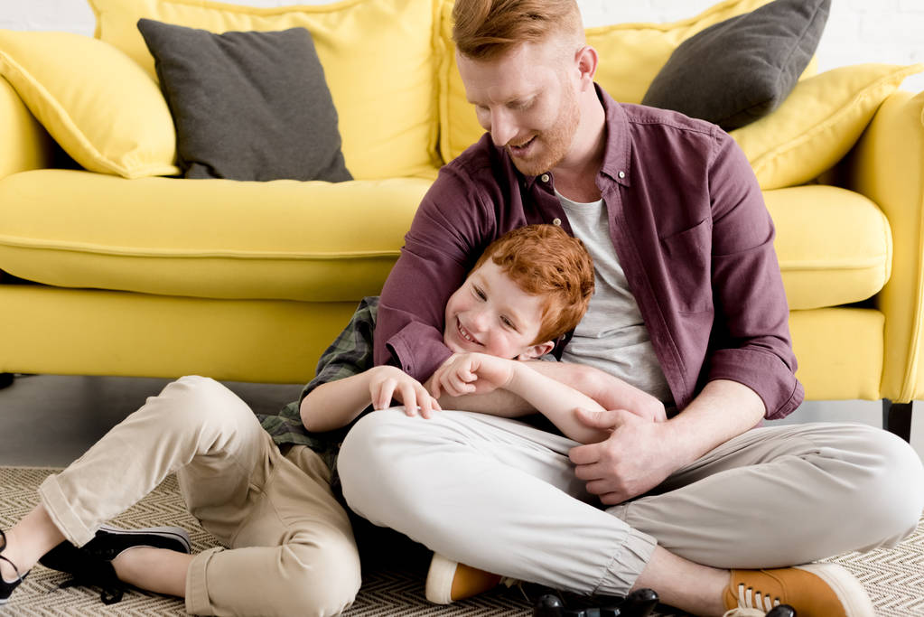 szczęśliwy czerwony haired ojca i syna, spędzać czas razem w domu - Zdjęcie, obraz
