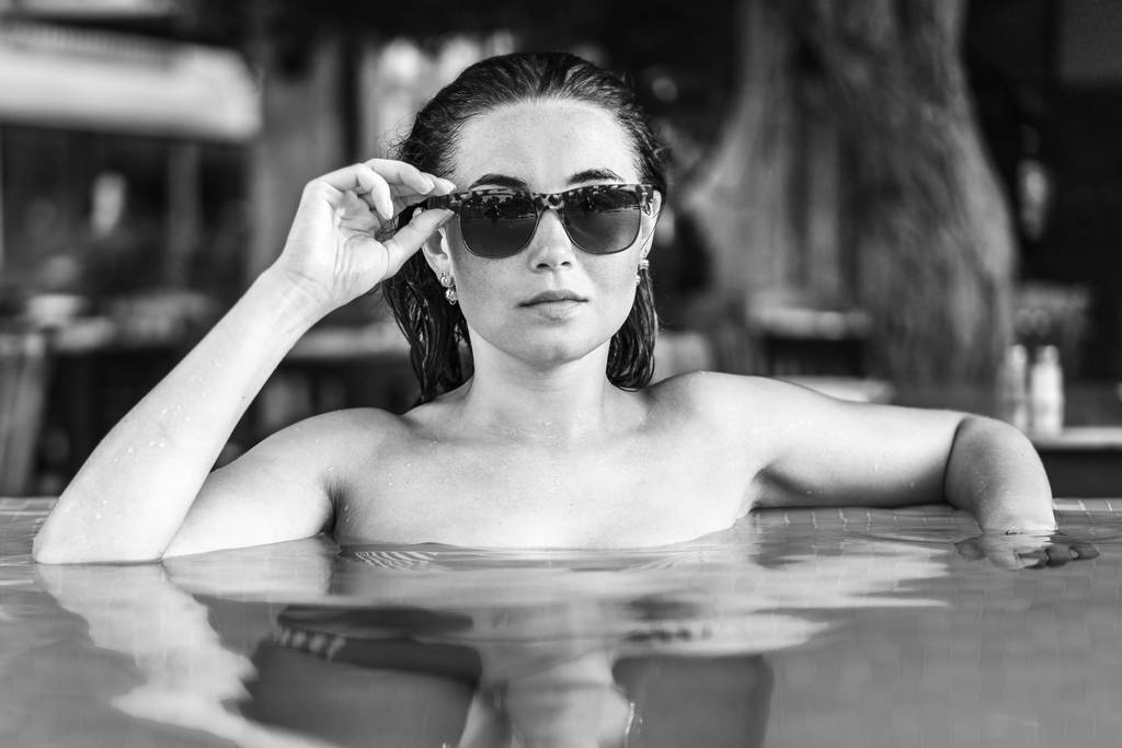 Jolie fille brune bronzer à la piscine
 - Photo, image