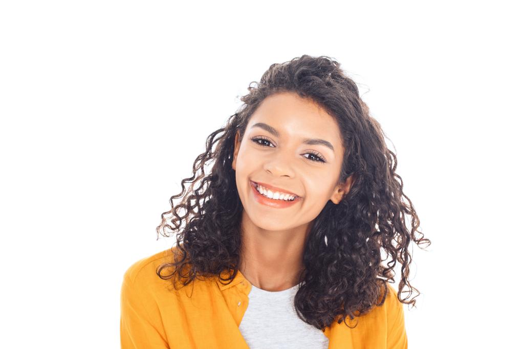 Portret van lachende Afro-Amerikaanse tiener met krullend haar geïsoleerd op wit - Foto, afbeelding