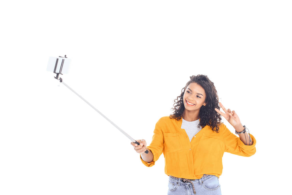 mosolygó afro-amerikai tinédzser selfie véve a smartphone elszigetelt fehér portréja - Fotó, kép