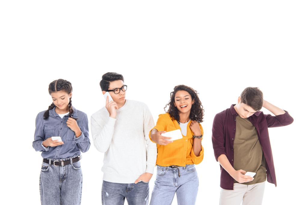 muotokuva monikulttuurinen teini ystäviä älypuhelimet eristetty valkoinen
 - Valokuva, kuva