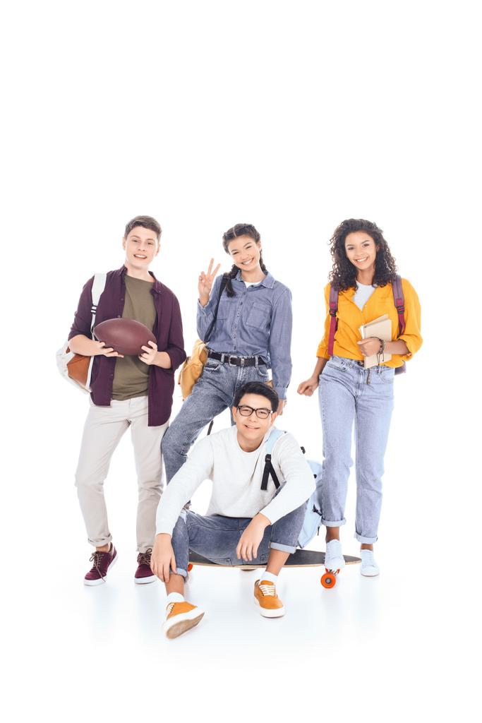 mnohonárodnostní Teenageři s batohy a skateboard izolované na bílém - Fotografie, Obrázek