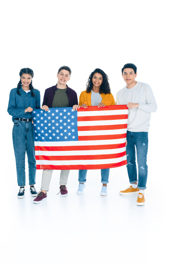 щасливі багатоетнічні студенти з прапором США ізольовані на білому
 - Фото, зображення