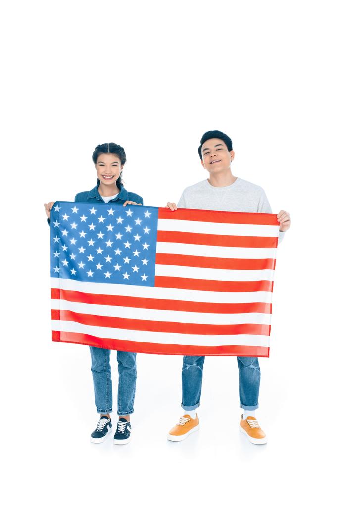 šťastný dospívající studenty drží vlajku usa izolované na bílém - Fotografie, Obrázek