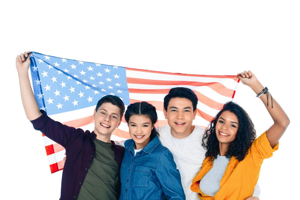 Grup üzerinde beyaz izole ABD bayrağı ile mutlu teen öğrenci - Fotoğraf, Görsel