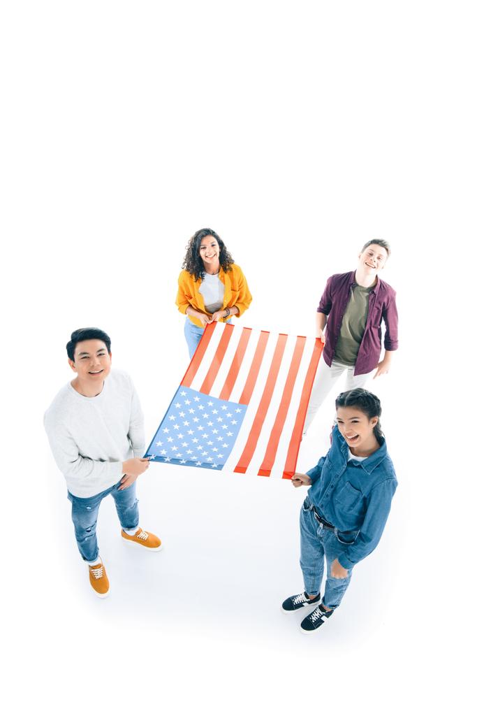 μεγάλη γωνία προβολής της ομάδας των εφήβων μαθητών με σημαία ΗΠΑ απομονωθεί σε λευκό - Φωτογραφία, εικόνα