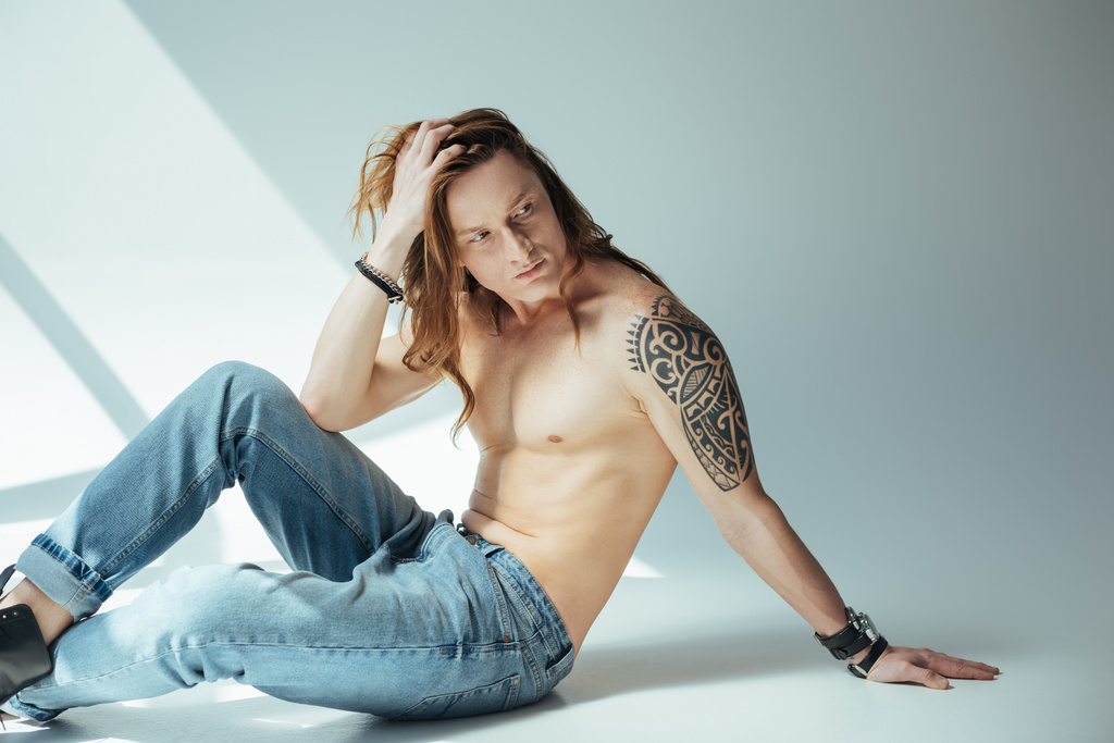 sexy shirtless muž s tetováním na ruce, Grey - Fotografie, Obrázek