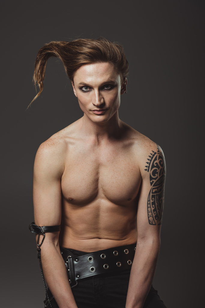 félmeztelen tetovált ember furcsa frizura, elszigetelt szürke - Fotó, kép