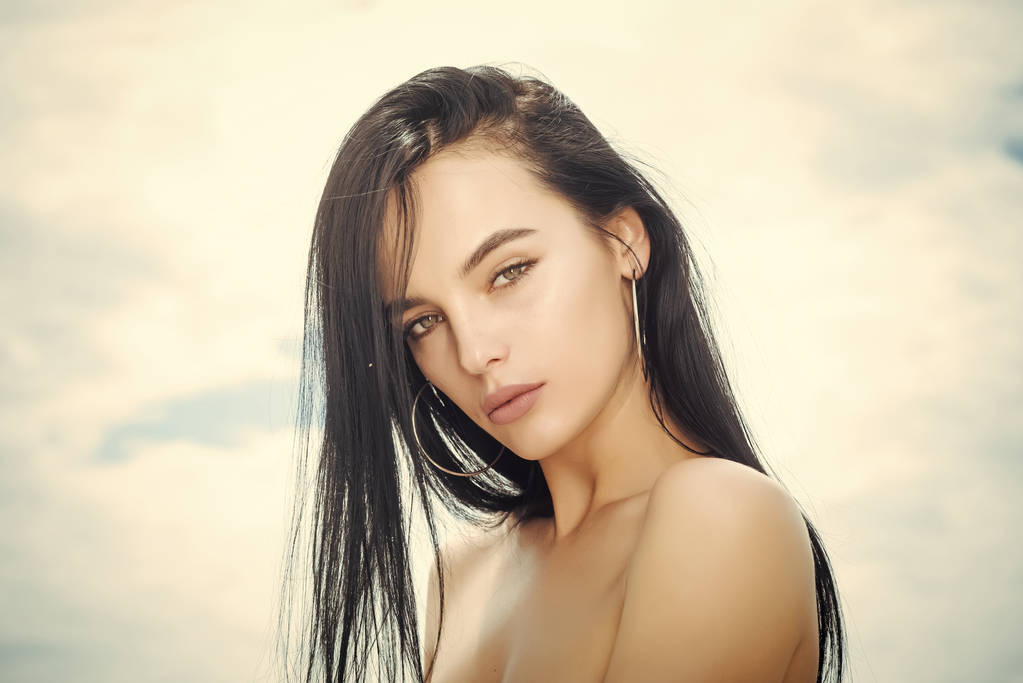 Güzel bir kadın yüzüne soyut gökyüzü arka plan, makyaj - Fotoğraf, Görsel