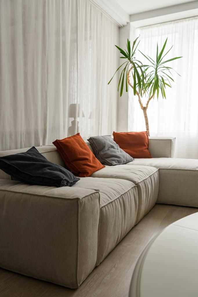 Мягкие подушки на уютном диване в номере
 - Фото, изображение