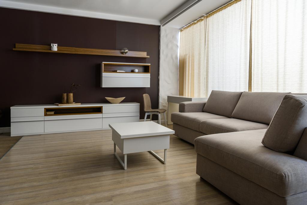 Interno stanza luminosa con divano e tavolo grigio
 - Foto, immagini