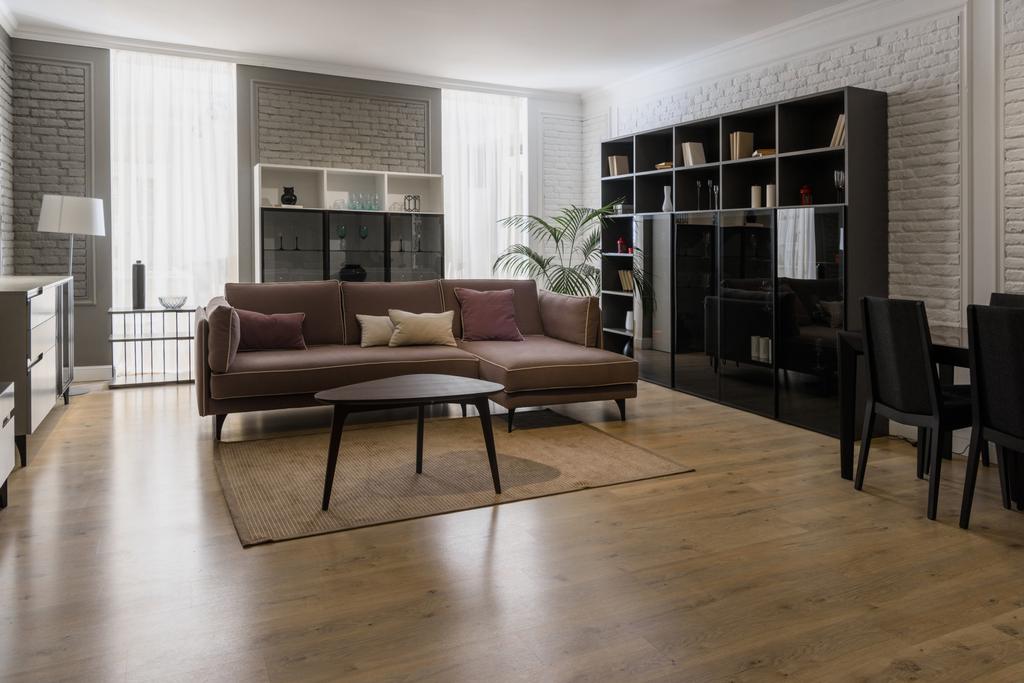 Modern gerenoveerd woonkamer met stijlvol meubilair - Foto, afbeelding
