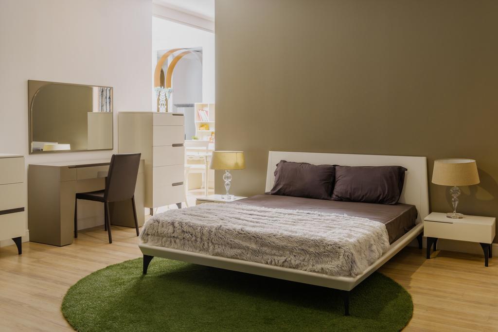 Легкая постельное белье на кровати в уютной спальне
 - Фото, изображение