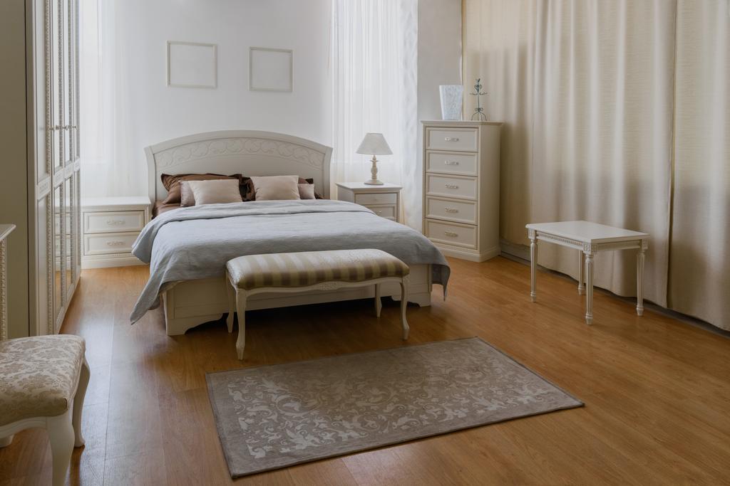 Elegante camera da letto interna in toni chiari
 - Foto, immagini