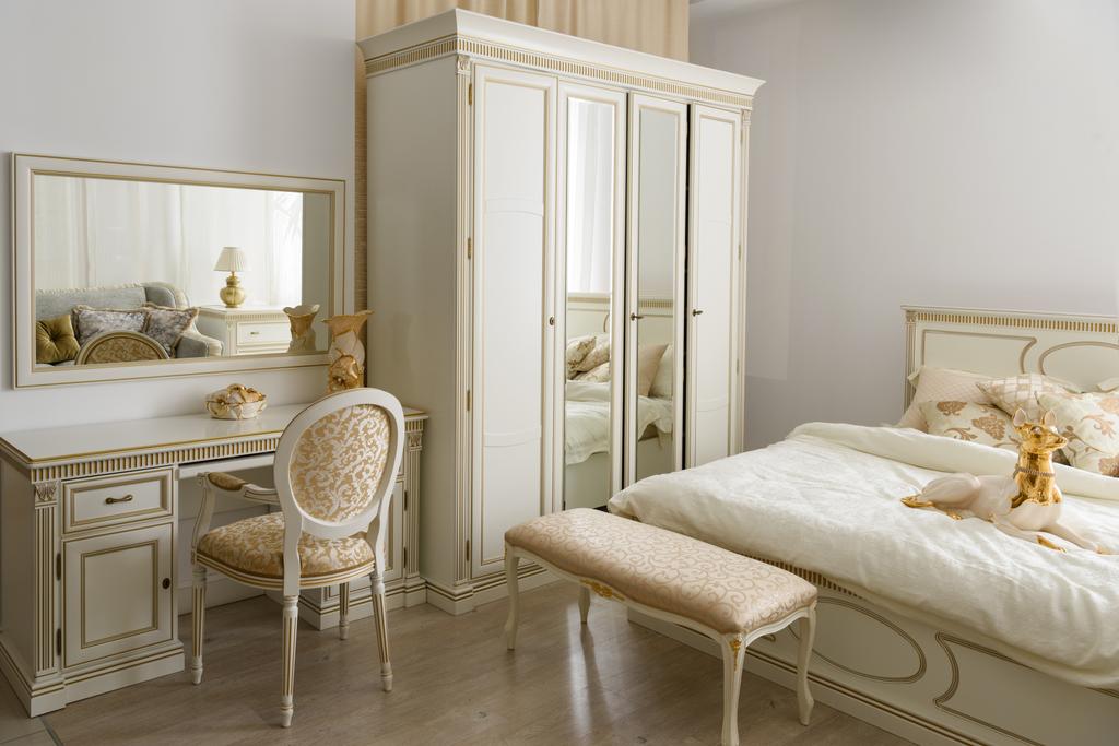 Elegante tocador por cama en habitación elegante
 - Foto, imagen