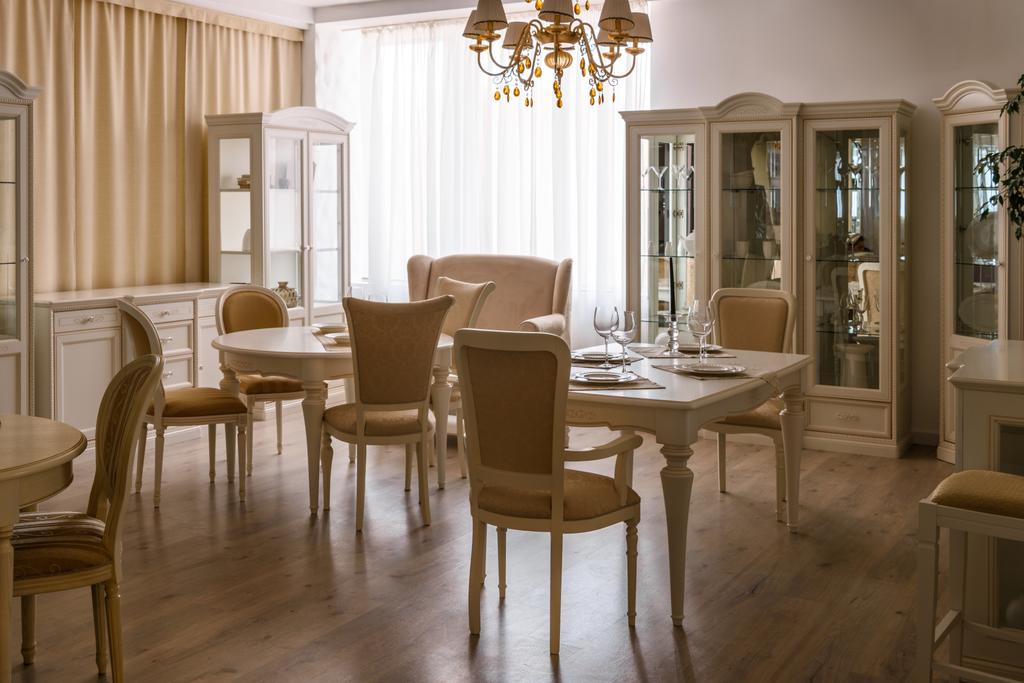 Sala de jantar em tons claros com mesa e cadeiras
 - Foto, Imagem