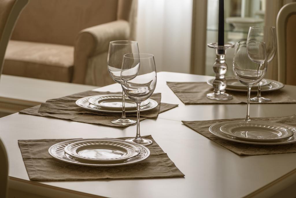 Conjunto de utensílios de mesa para jantar à mesa na sala de jantar
 - Foto, Imagem