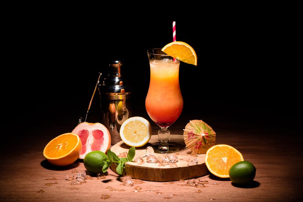 テーブルの上の木の板にオレンジ ジュースとアルコール飲料 - 写真・画像