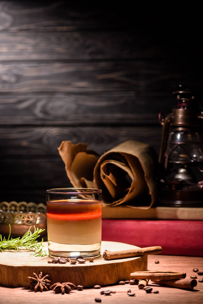 bebida alcoólica com café em tábua de madeira, grãos de café na mesa
 - Foto, Imagem