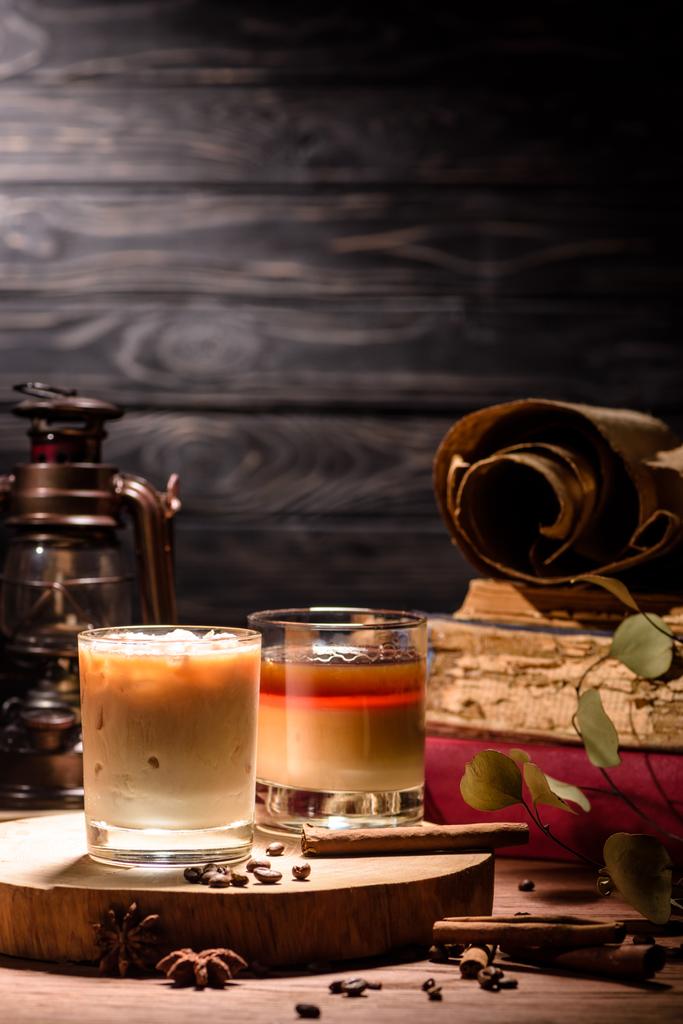 leckere alkoholische weiße russische Getränke mit Kaffee auf Holzbrett auf dem Tisch - Foto, Bild