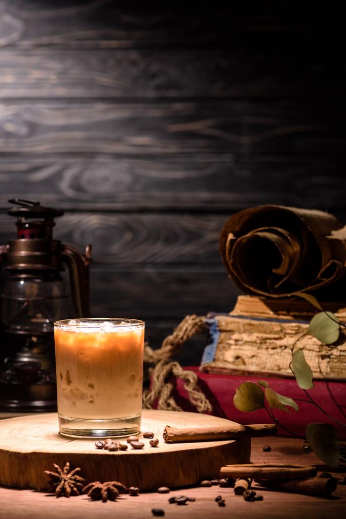 алкогольный коктейль с кофе на деревянной доске на столе
 - Фото, изображение
