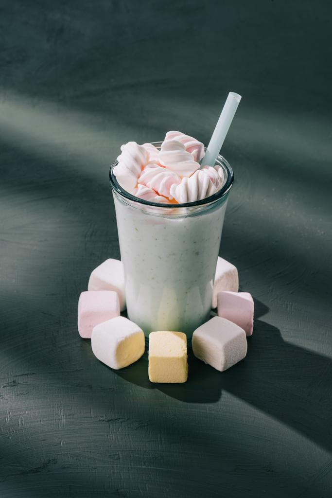 strzał zbliżenie marshmallows, szkła milkshake ze słomką na stole - Zdjęcie, obraz