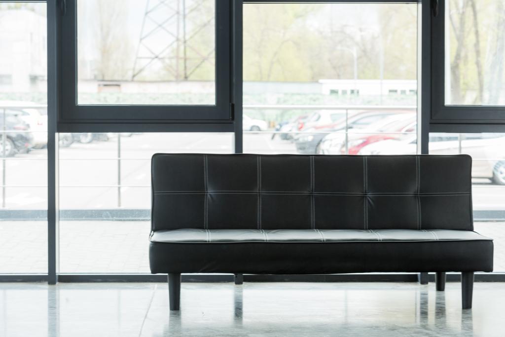 кожаный черный диван в пустом офисе
 - Фото, изображение