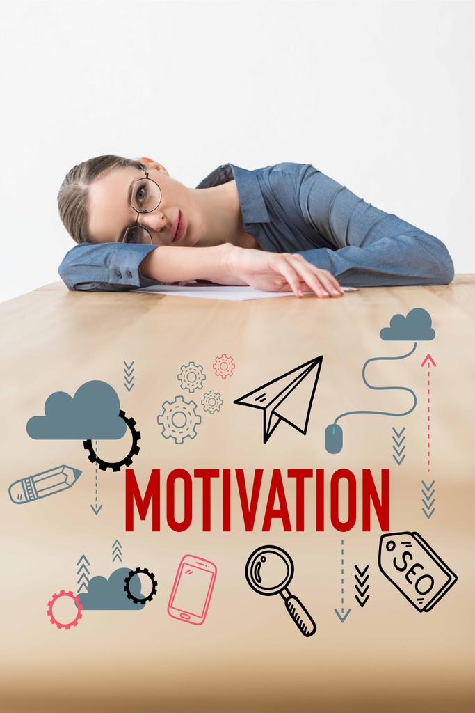 Müde Geschäftsfrau liegt mit Motivationsaufschrift und Business-Ikonen auf Tisch im Büro - Foto, Bild