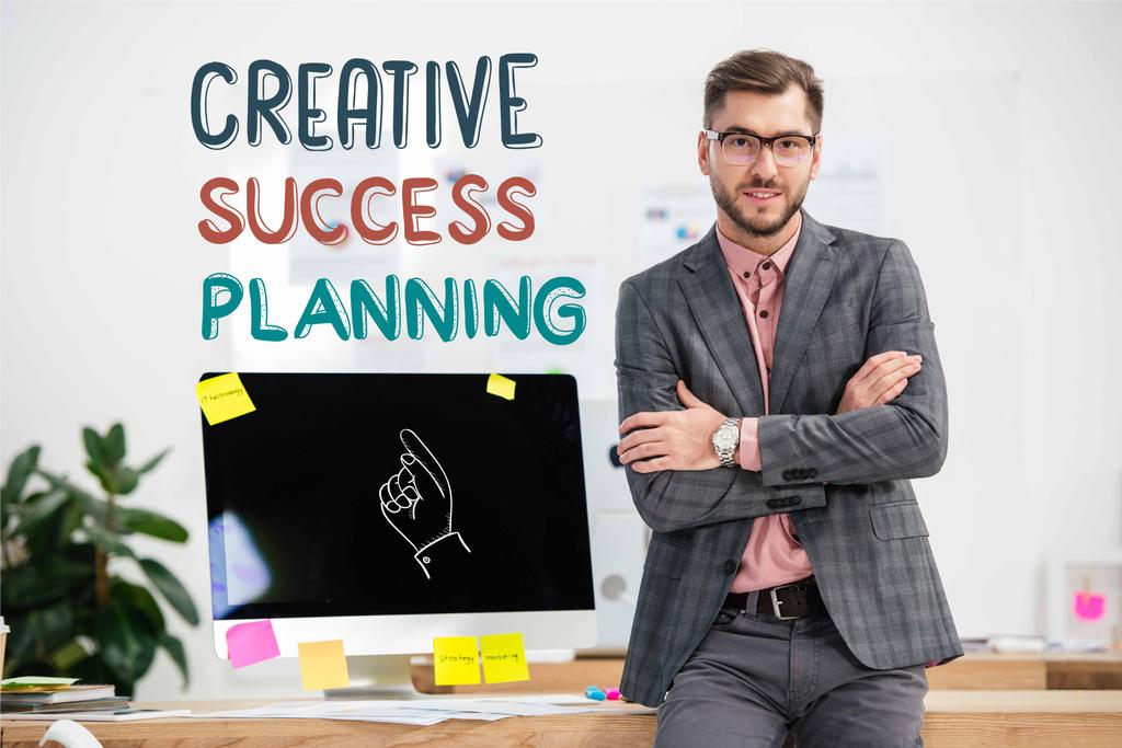 retrato de homem de negócios em terno e óculos de pé no local de trabalho com computador no escritório, inscrição de planejamento de sucesso criativo
 - Foto, Imagem