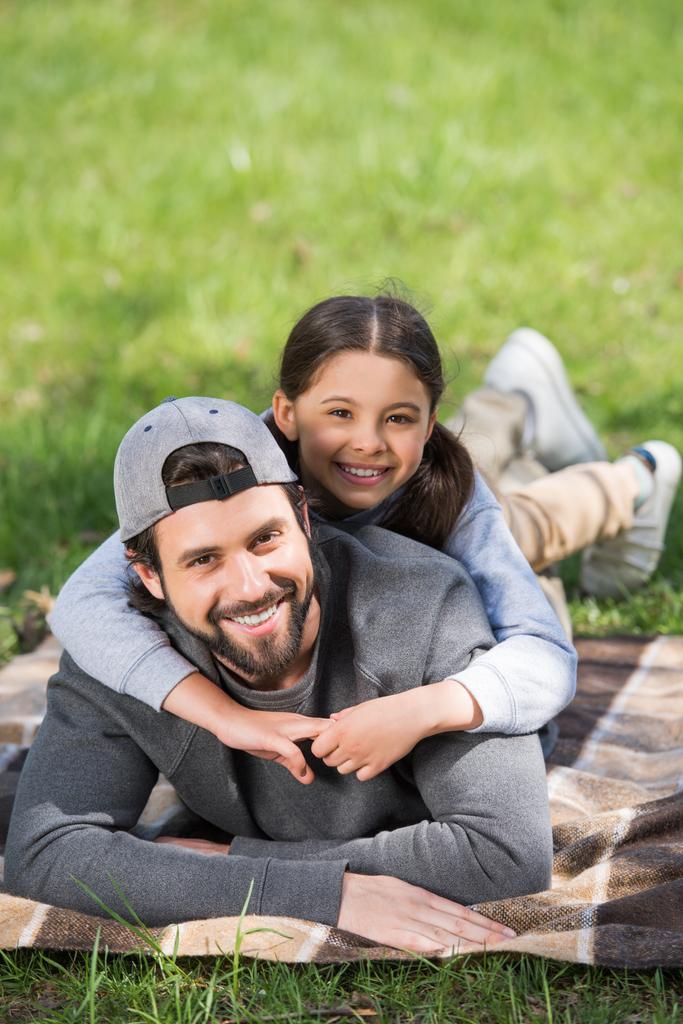 usmívající se dcera, kterým se otec v parku  - Fotografie, Obrázek