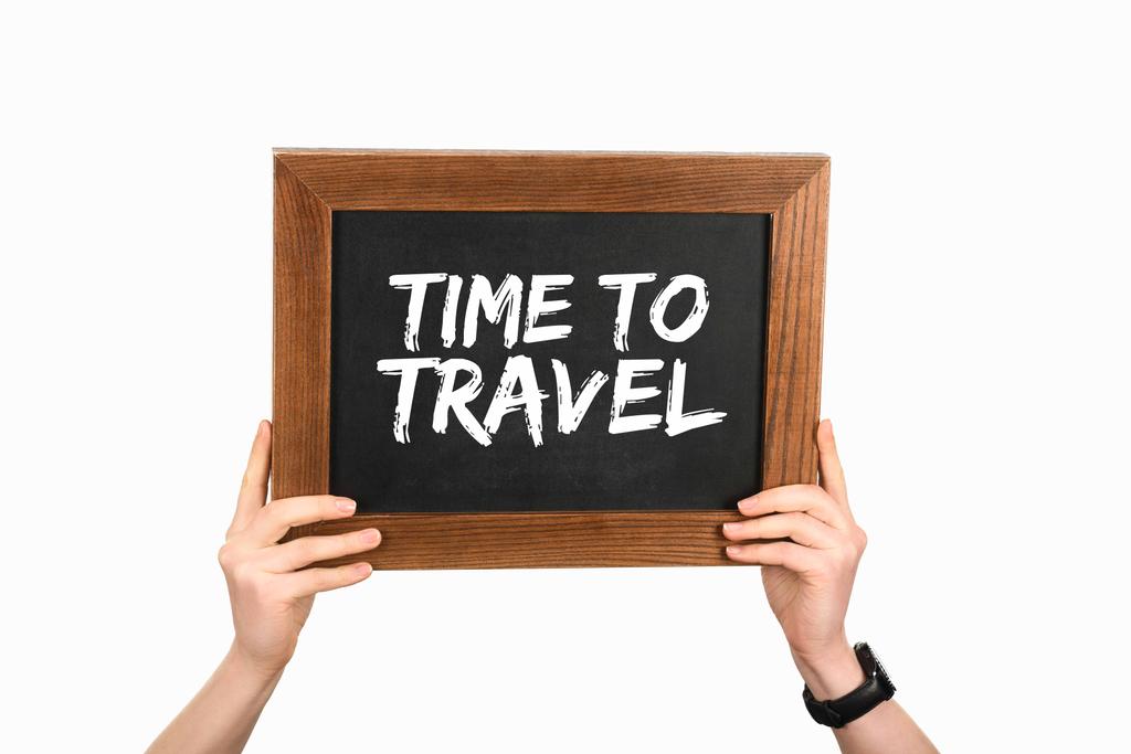 Žena držící tabuli s nápisem čas na cestování izolované na bílém - Fotografie, Obrázek