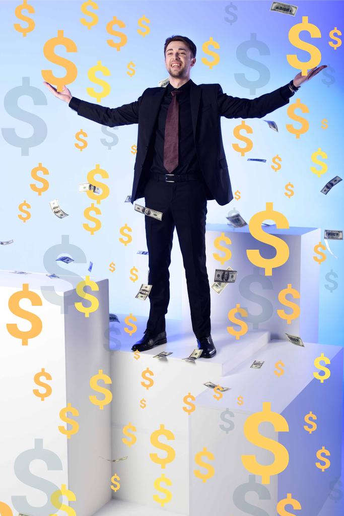 усміхнений бізнесмен у костюмі, що стоїть на білому блоці з банкнотами та символами навколо падіння долара
 - Фото, зображення