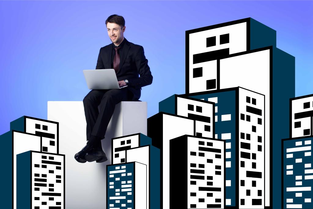 улыбающийся бизнесмен с ноутбуком, сидящий на белом блоке между рисованием зданий на голубом
 - Фото, изображение