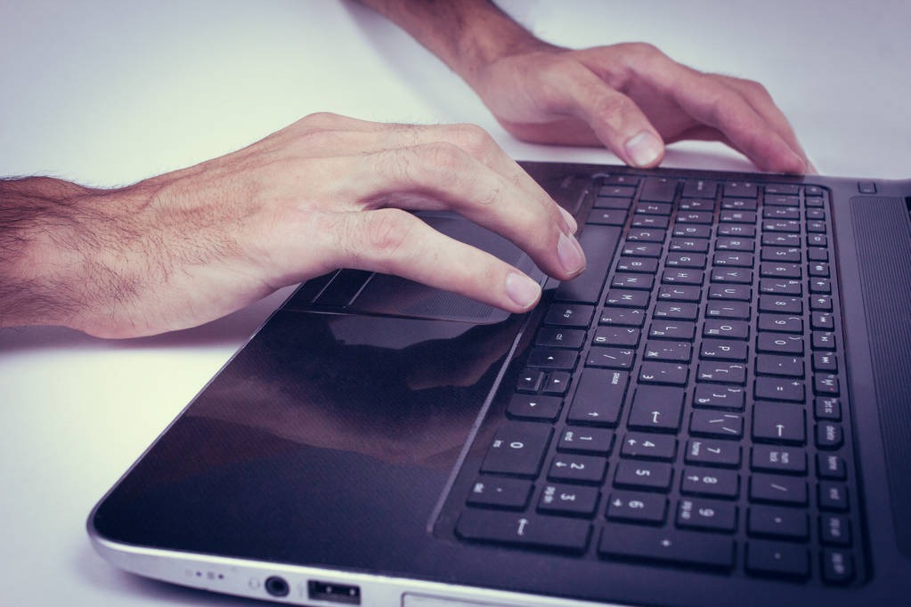 Homem trabalhando em um laptop no escritório
 - Foto, Imagem