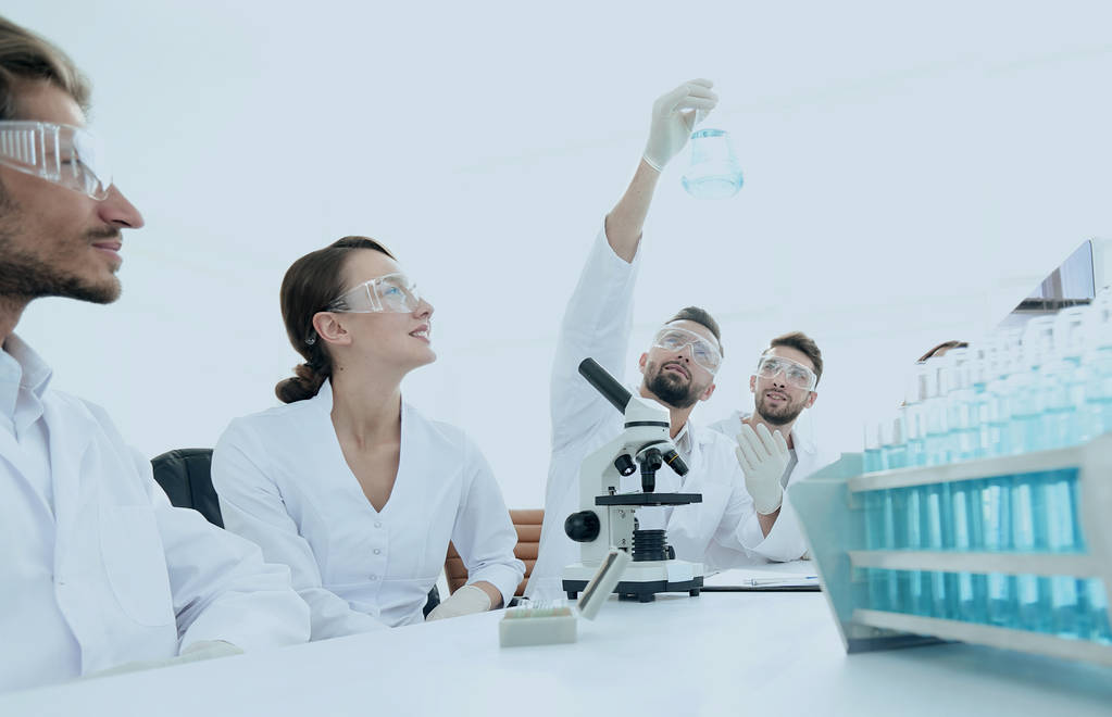 Gruppe junger Arbeiter arbeitet im Labor für Biochemie, - Foto, Bild