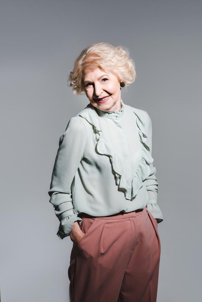Nahaufnahme Porträt der schönen Seniorin isoliert auf grau - Foto, Bild