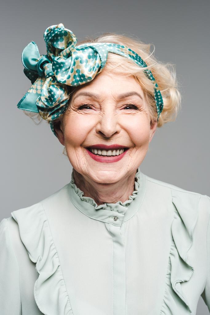 belle femme âgée en chemise vintage élégante et bandeau isolé sur gris
 - Photo, image