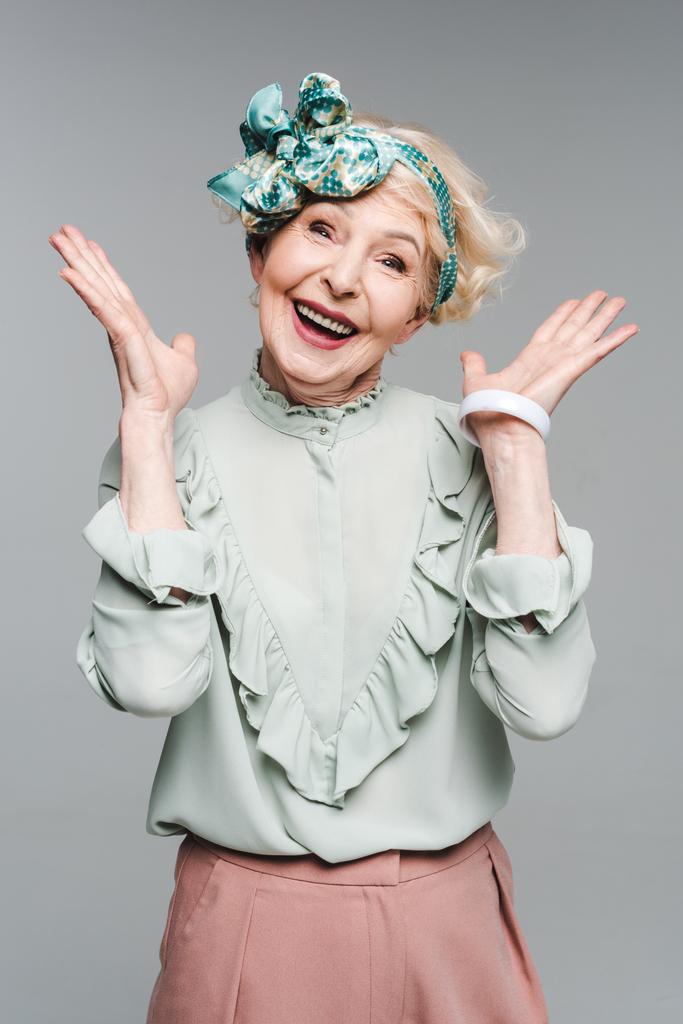 mujer mayor sorprendida en ropa elegante aislada en gris
 - Foto, imagen
