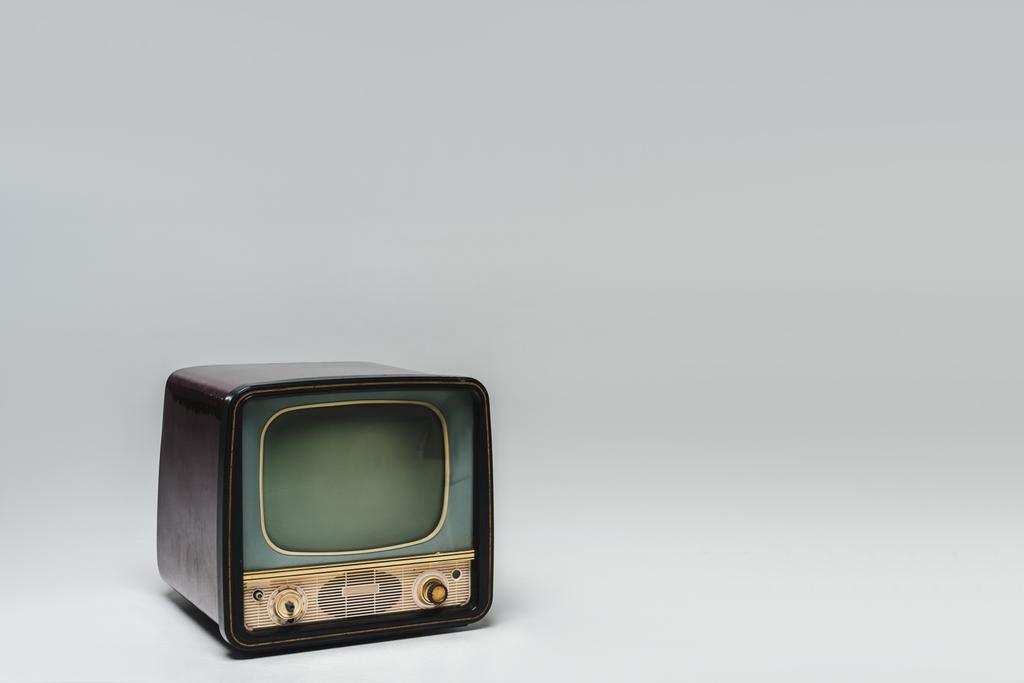 retro tv con pantalla en blanco sobre superficie gris
 - Foto, imagen