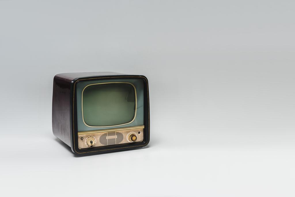 tv vintage con pantalla en blanco sobre superficie gris
 - Foto, Imagen