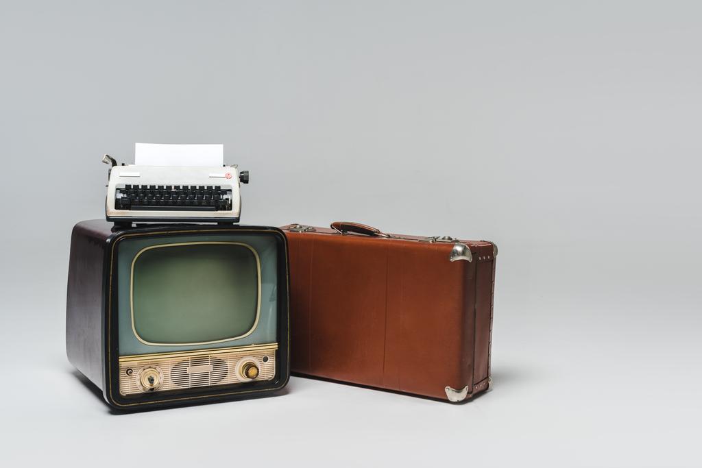 Vintage tv op grijs - Foto, afbeelding