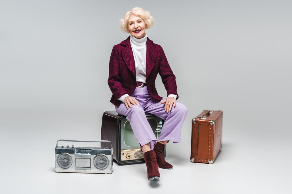 atraktivní starší žena sedící na vintage tv Grey - Fotografie, Obrázek