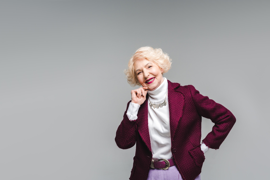 šťastný, starší žena v elegantní sako a rolák izolované Grey - Fotografie, Obrázek