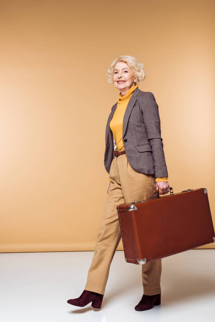 elegante viaggiatore anziano donna che tiene valigia vintage
  - Foto, immagini