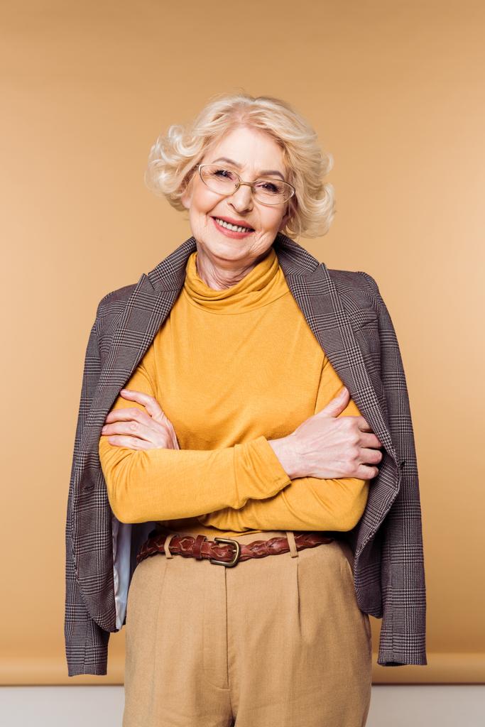 щаслива стильна старша жінка в окулярах позує з піджаком на плечах
  - Фото, зображення