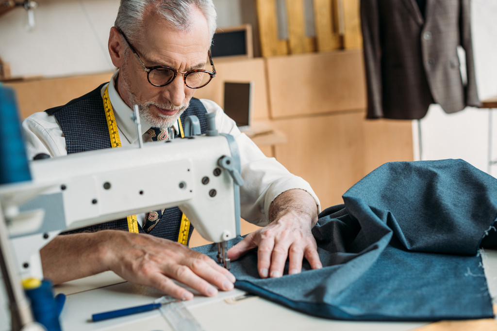 bonito dressmaker pano de costura com máquina de costura na oficina de costura
 - Foto, Imagem