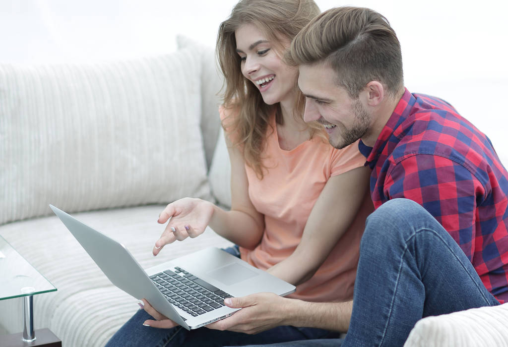 joven pareja viendo vídeos en el ordenador portátil
 - Foto, imagen