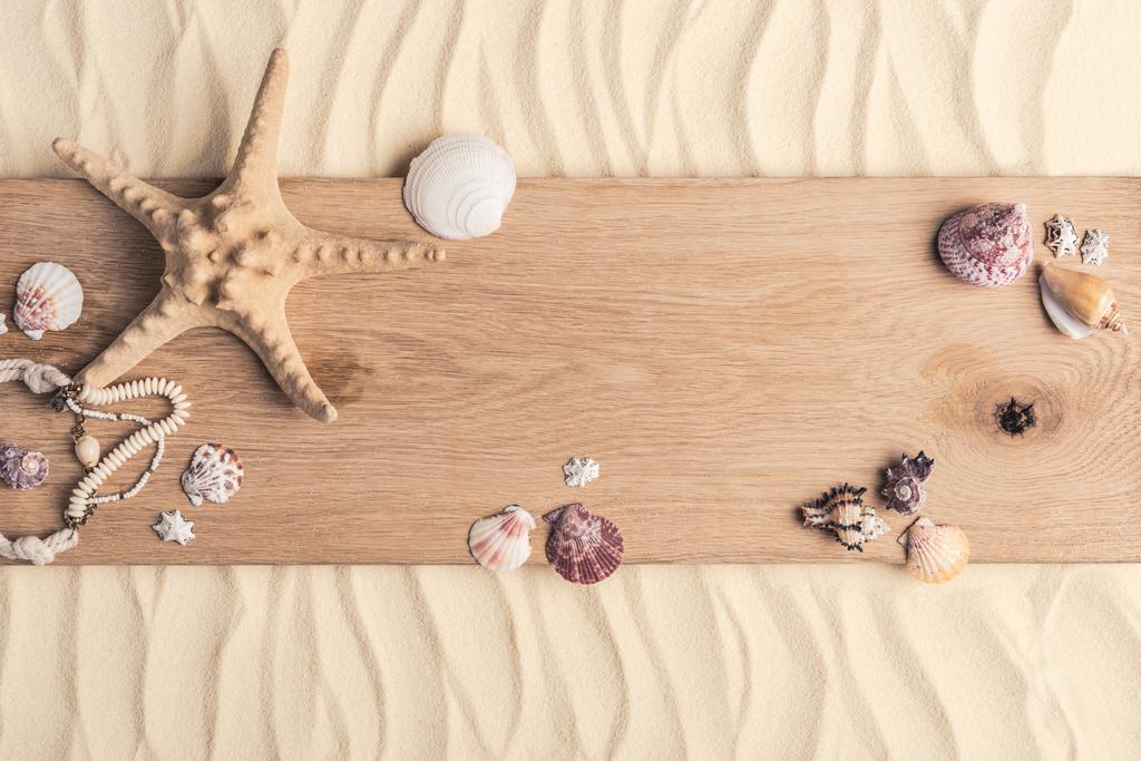 Летний шаблон путешествия с ракушками на деревянном пирсе на легком песке
 - Фото, изображение